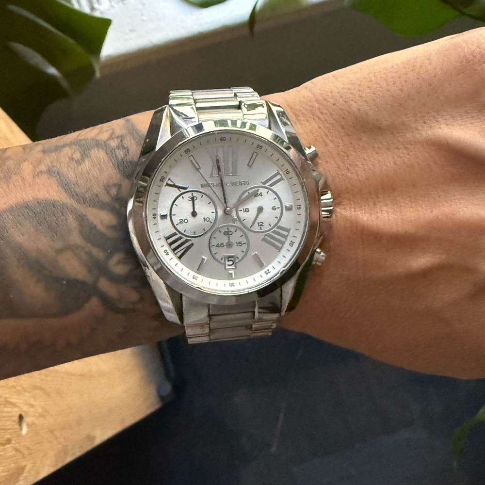 Michael Kors Womens Silver Watch Roman Numerals - Picture 2 of 5
